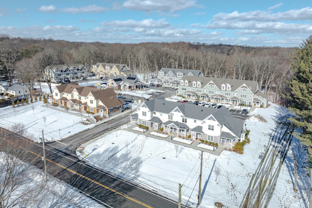 Lascana Homes in Orange, CT - Foto de edificio