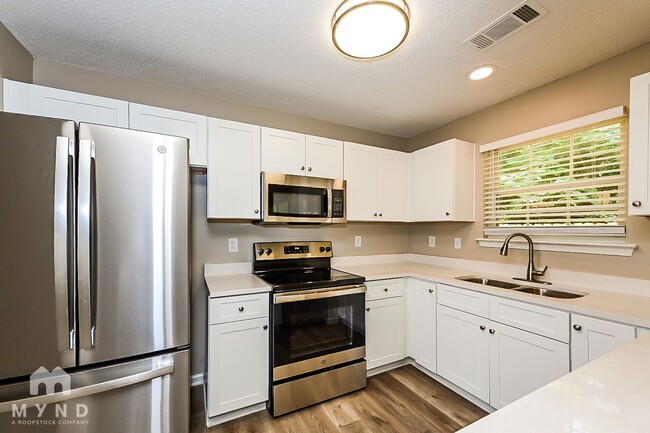 1666 Hallmark Hills Dr in Griffin, GA - Foto de edificio - Building Photo