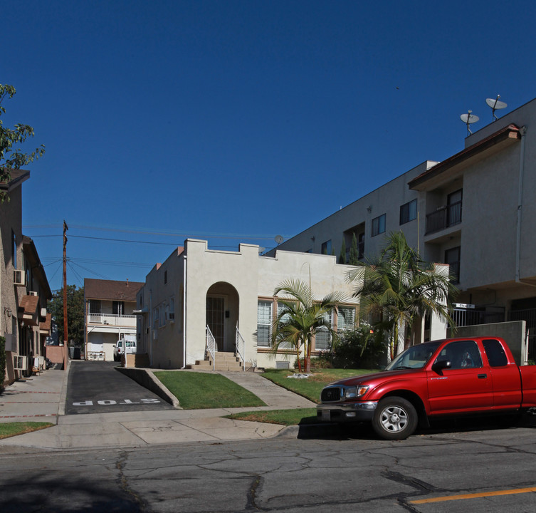 631 E Cypress Ave in Burbank, CA - Building Photo