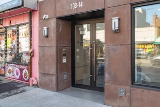 The Crown Residency At Northern in Flushing, NY - Foto de edificio - Building Photo