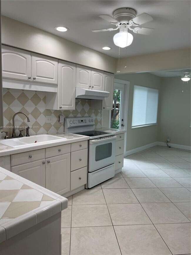 330 NE 42nd Ct in Oakland Park, FL - Building Photo - Building Photo
