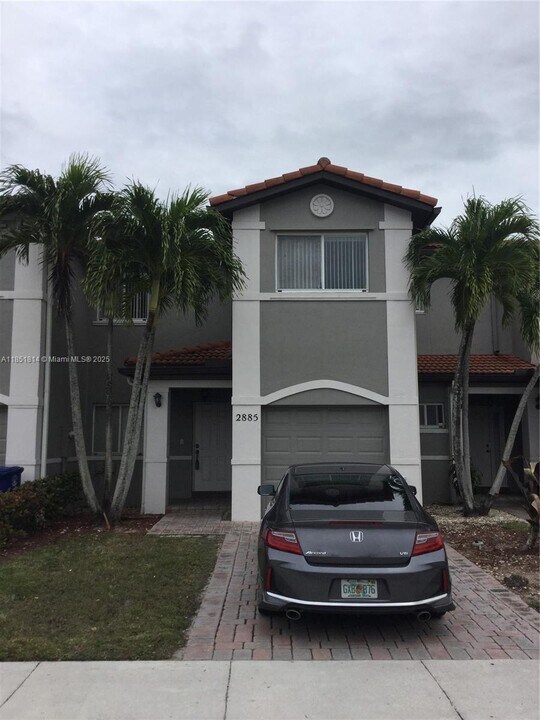 2885 SW 127th Ave in Miramar, FL - Foto de edificio