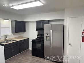 214 Merida St in San Antonio, TX - Foto de edificio - Building Photo