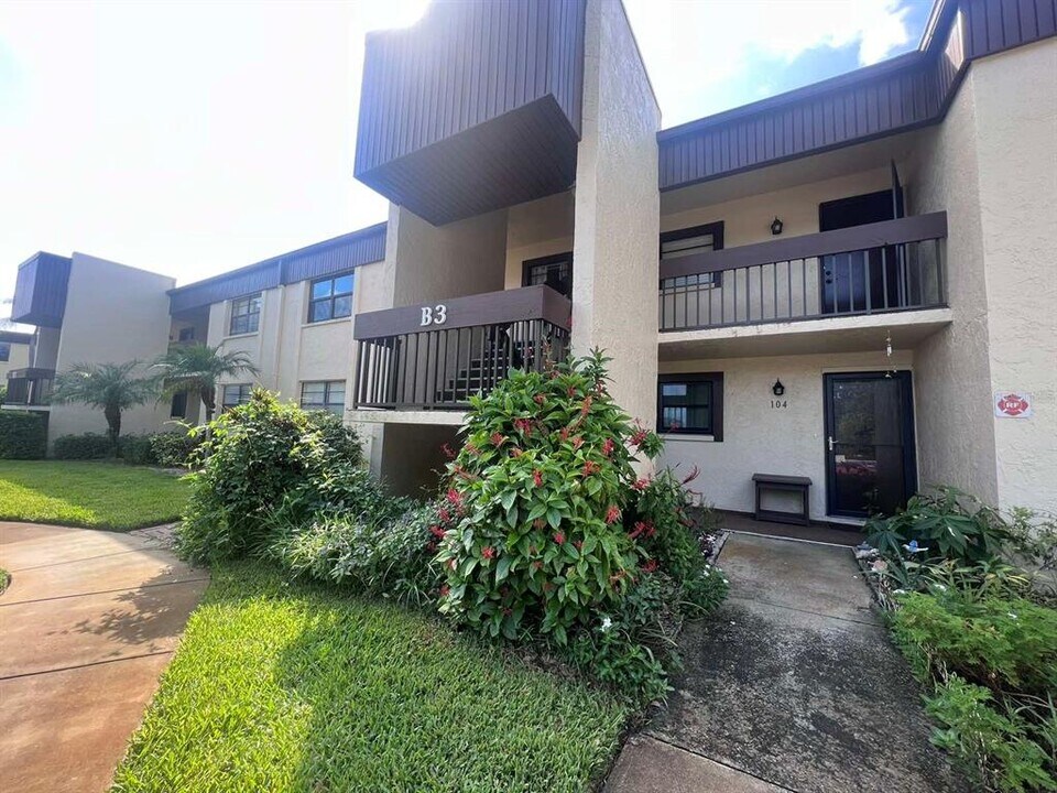 2400 Winding Creek Blvd-Unit -3-203 in Clearwater, FL - Building Photo