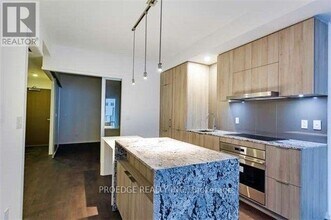 1 Bloor St E in Toronto, ON - Building Photo - Building Photo