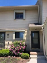 1004 Summer Hill Dr in South Windsor, CT - Building Photo - Building Photo