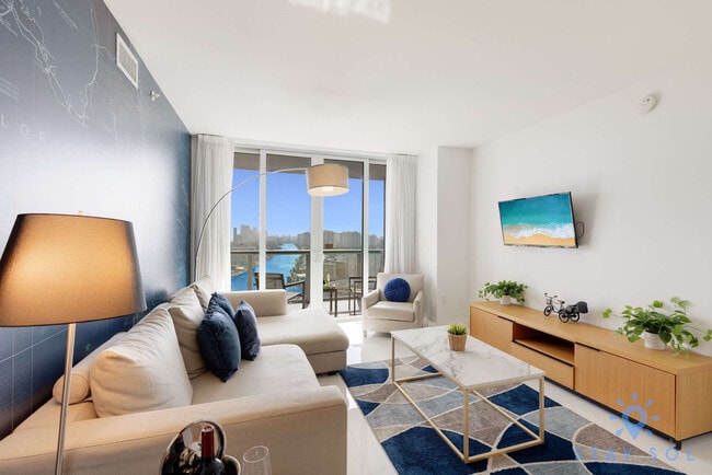 2602 E Hallandale Beach Blvd in Hallandale Beach, FL - Building Photo - Building Photo