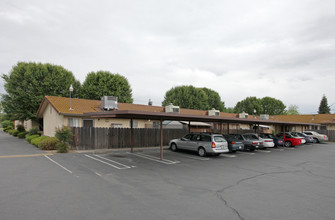 Alpha-Bothun Manor in Turlock, CA - Foto de edificio - Building Photo