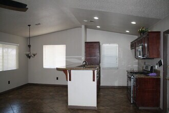2119 Foxglove Ct in Bakersfield, CA - Building Photo - Building Photo