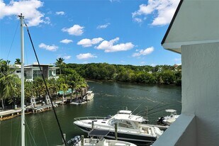 6901 Edgewater Dr in Coral Gables, FL - Building Photo