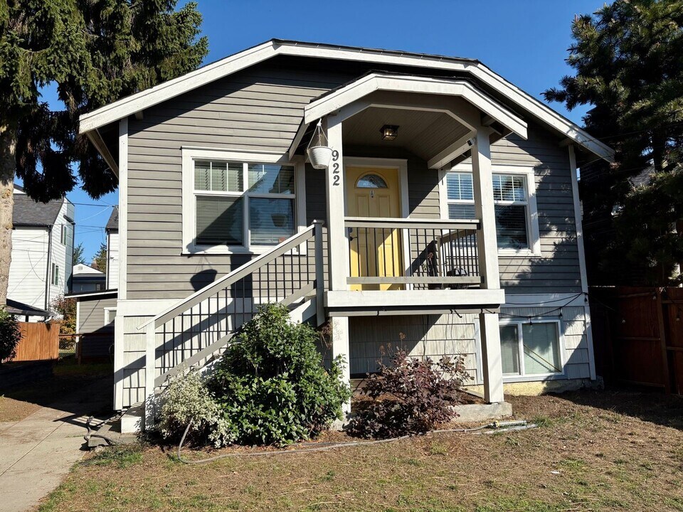 922 N 102nd St in Seattle, WA - Building Photo