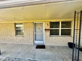 903 Lois St in Kerrville, TX - Building Photo