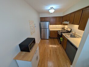 609 Longfellow Dr in Branford, CT - Foto de edificio - Building Photo