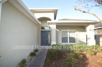 823 Krenson Woods Ln in Lakeland, FL - Building Photo - Building Photo