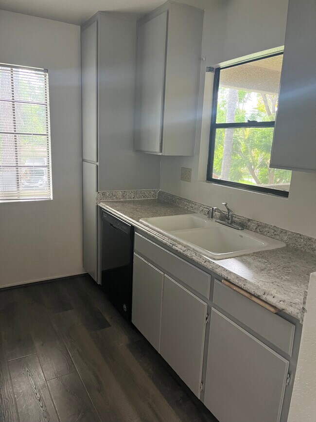 10305 Azuaga St, Unit 18 in San Diego, CA - Foto de edificio - Building Photo