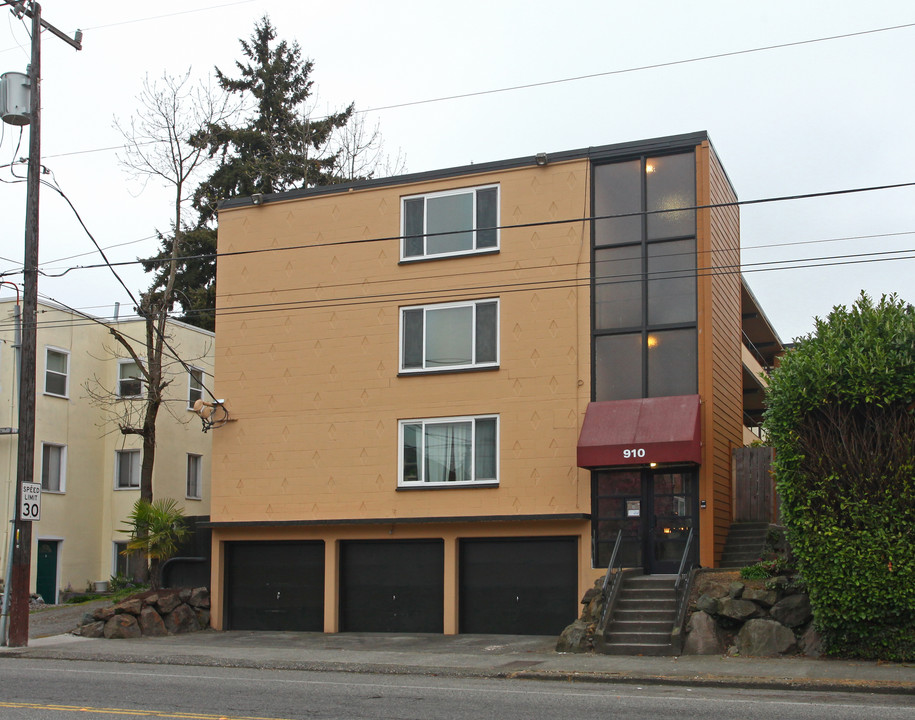 Tenth East Apartments in Seattle, WA - Building Photo