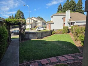 3032 Teak Ct in Fairfield, CA - Building Photo - Building Photo