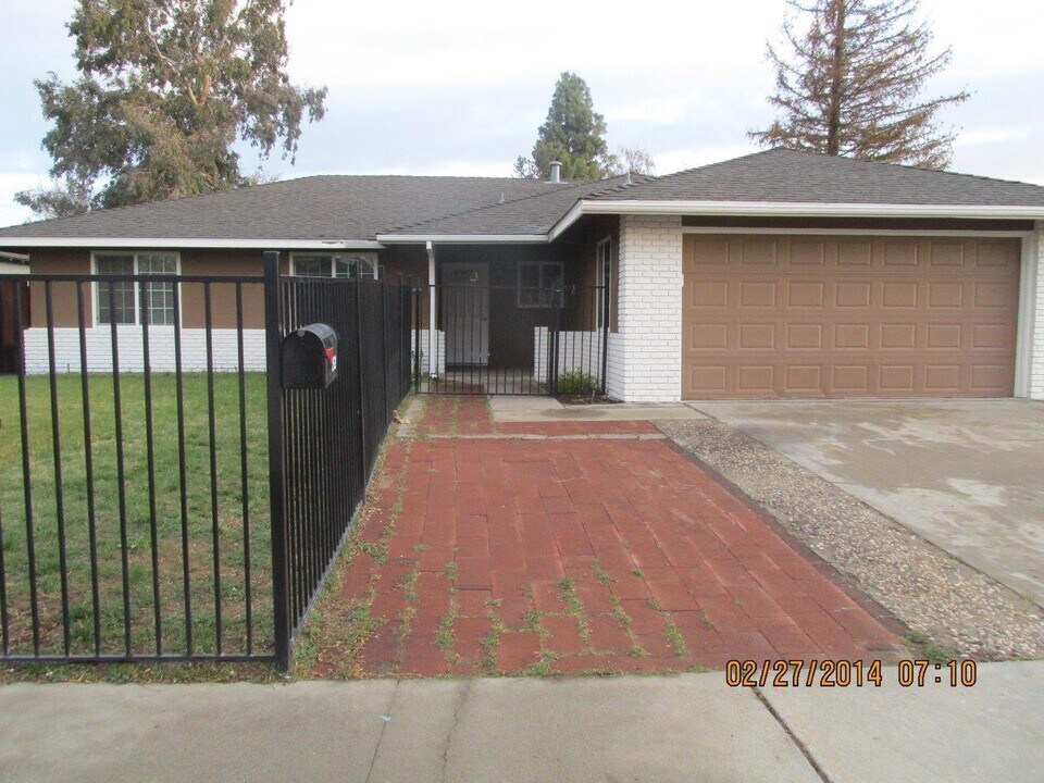 1521 Clevenger Dr in Modesto, CA - Building Photo