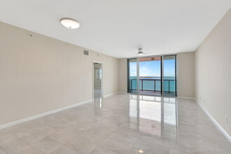 2650 Lake Shore Dr in West Palm Beach, FL - Building Photo - Building Photo