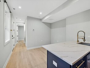 2818 W Fletcher St in Chicago, IL - Foto de edificio - Building Photo