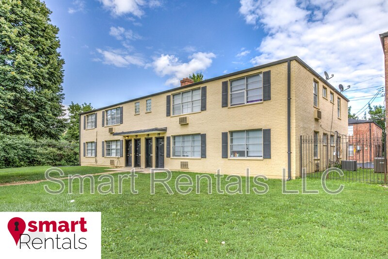 1030 Wild Cherry Ln in University City, MO - Building Photo
