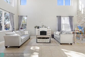 2316 SW 127th Ave in Miramar, FL - Foto de edificio - Building Photo