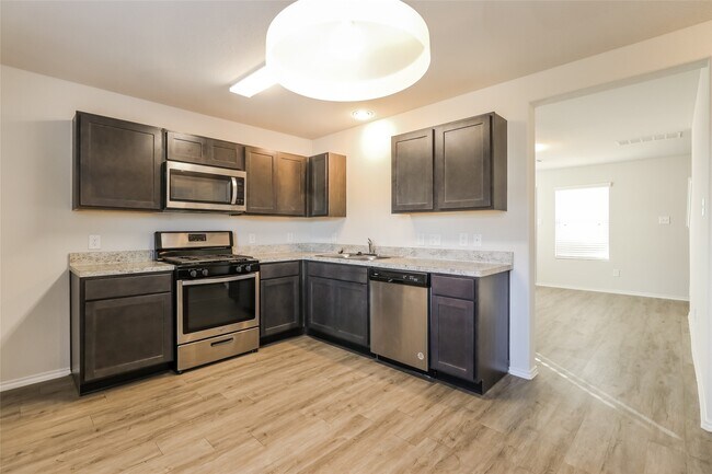 2715 Atlas Dr in Conroe, TX - Building Photo - Building Photo