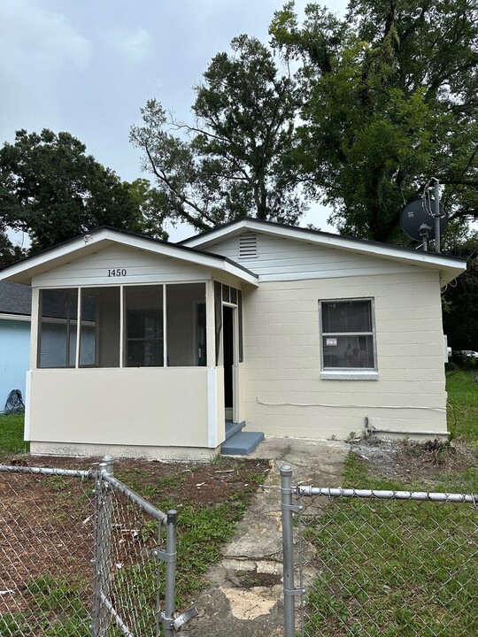 1450 W 22nd St in Jacksonville, FL - Foto de edificio
