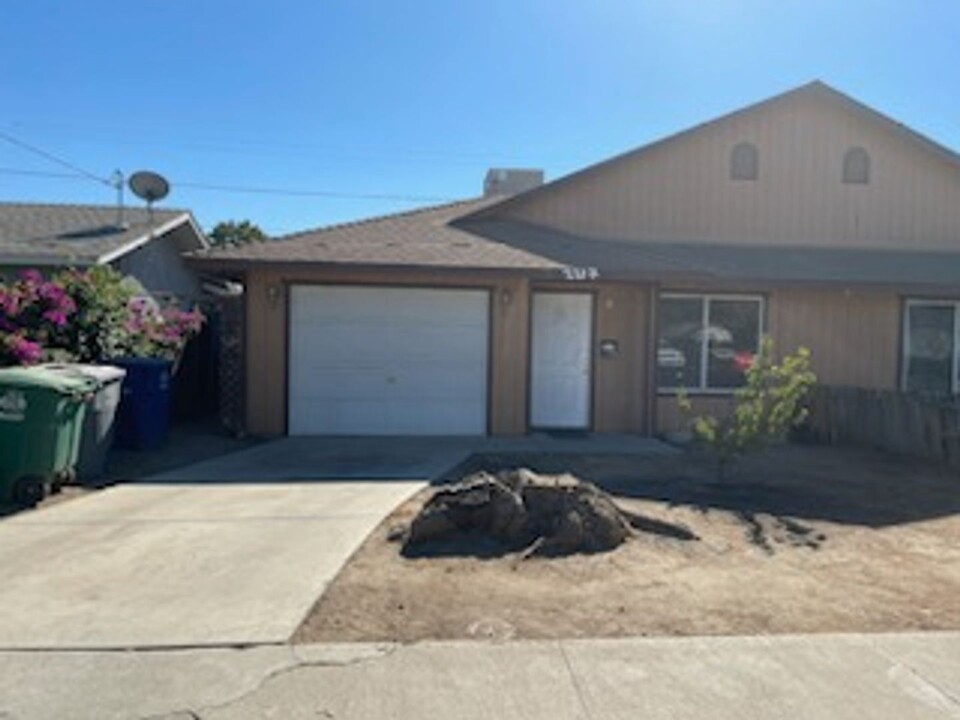 2217 Marguerite St in Dos Palos, CA - Building Photo