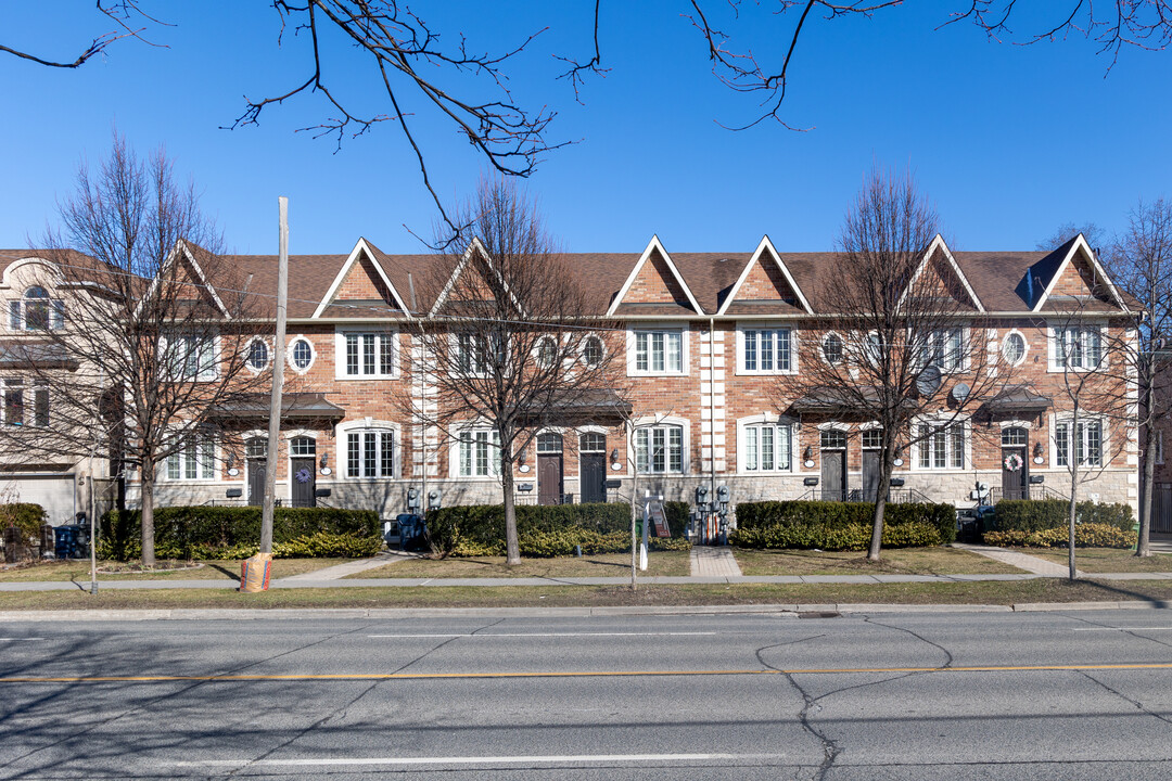 200B Finch Av E in Toronto, ON - Building Photo