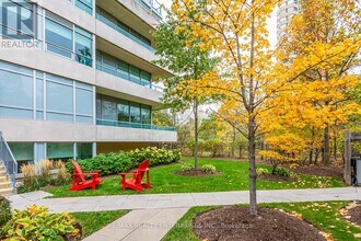 1055 Southdown Rd in Mississauga, ON - Building Photo - Building Photo