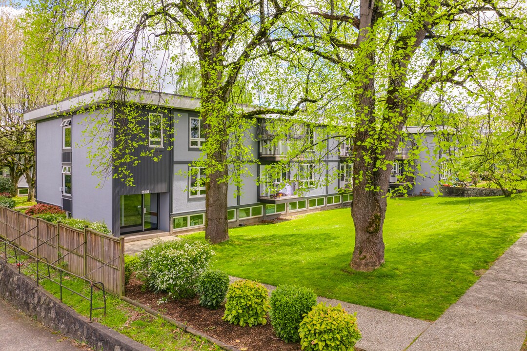 Killarney Gardens in Vancouver, BC - Building Photo