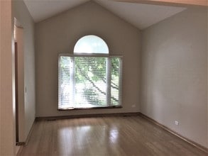 994 Haywood Dr in Round Lake, IL - Foto de edificio - Building Photo