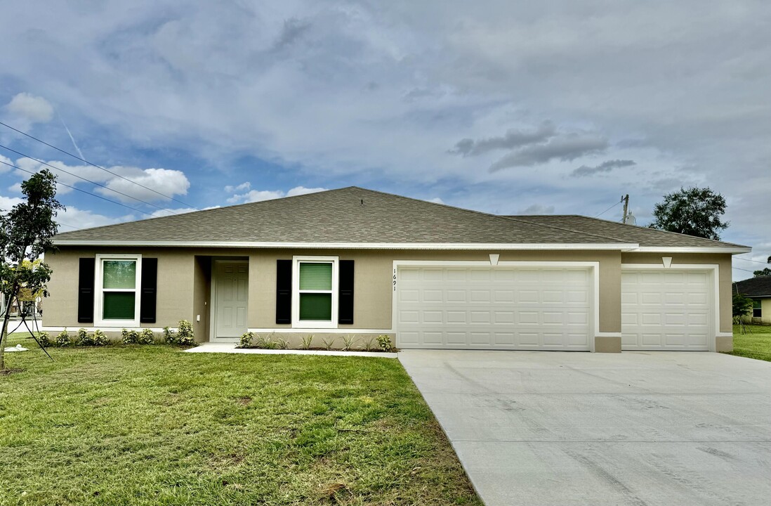 1691 SW Andalusia Rd in Port St. Lucie, FL - Building Photo