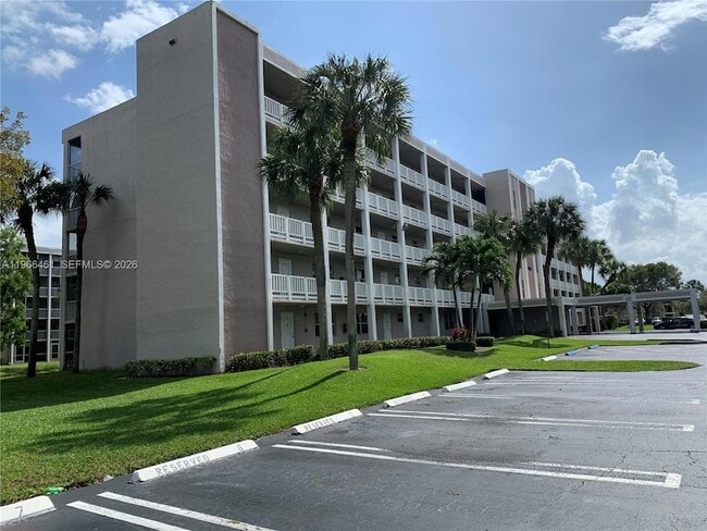 1075 Riverside Dr, Unit 405 in Coral Springs, FL - Foto de edificio - Building Photo