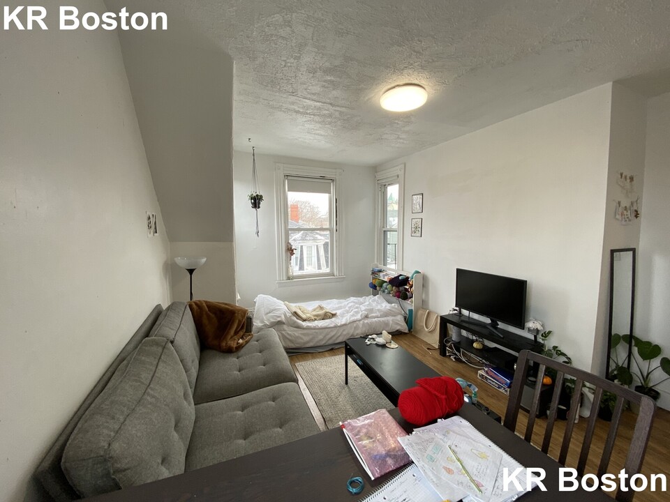 15 Higgins St, Unit 3 in Boston, MA - Building Photo