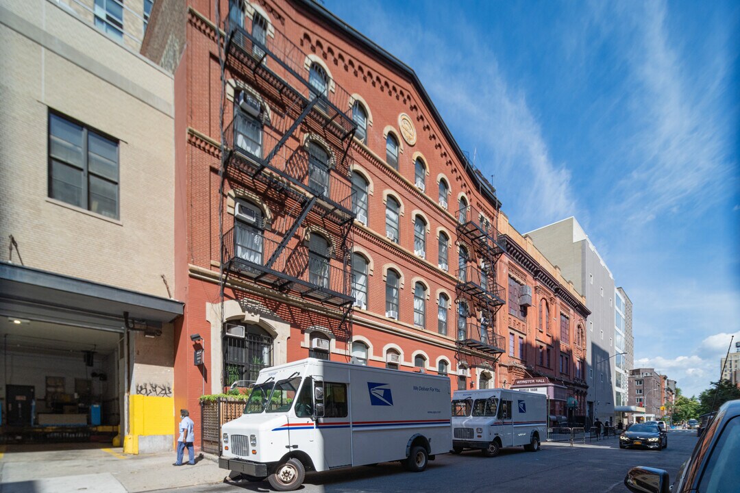 113-117 E 11th St in New York, NY - Building Photo