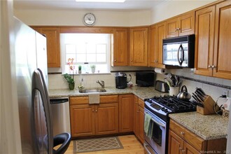 102 Halstead Ave in Greenwich, CT - Foto de edificio - Building Photo