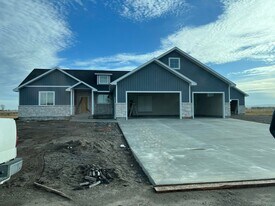 1384 Maple Dr in Rexburg, ID - Building Photo