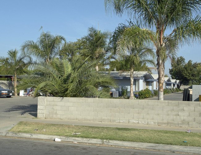 4527 E Woodward Ave in Fresno, CA - Foto de edificio - Building Photo