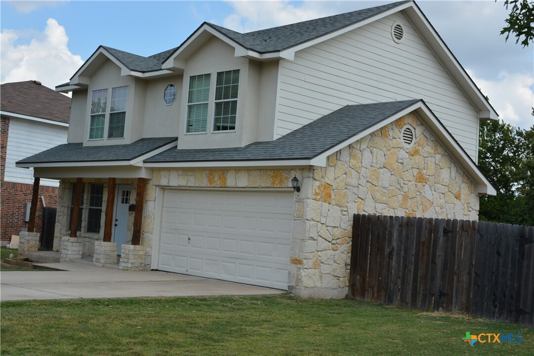 708 Honeysuckle Dr in Leander, TX - Building Photo