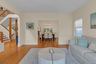 35 Auden Ave in Melville, NY - Foto de edificio - Building Photo