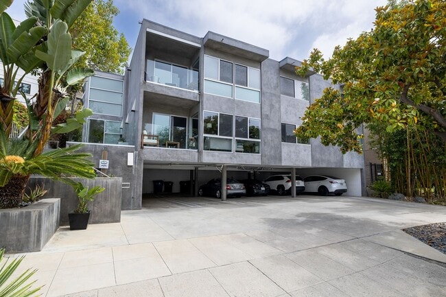 10683 Holman Ave in Los Angeles, CA - Building Photo - Building Photo