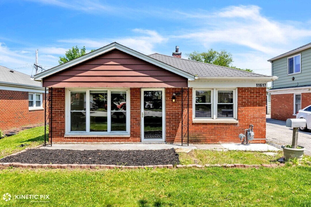 11617 Kedzie Ave in Merrionette Park, IL - Foto de edificio