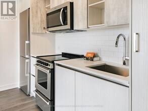 251-251 Manitoba St in Toronto, ON - Building Photo - Building Photo