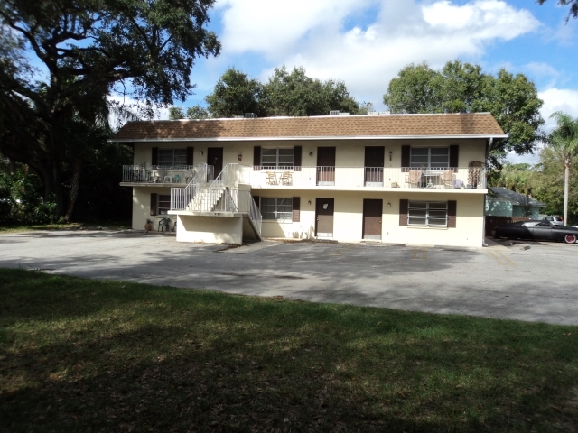 2421 Granada Ave in Vero Beach, FL - Foto de edificio - Building Photo