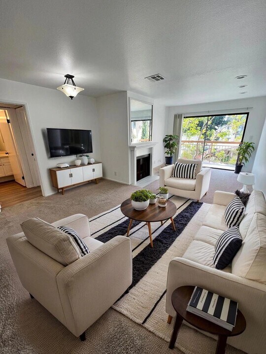 1321 N Vista St in Los Angeles, CA - Building Photo