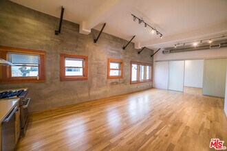 8 Brooks Ave in Los Angeles, CA - Foto de edificio - Building Photo