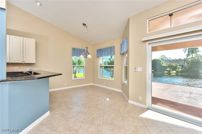 3563 Kent Dr in Naples, FL - Foto de edificio - Building Photo