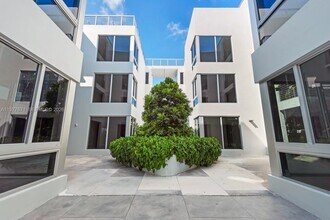 545 SW 11th St in Miami, FL - Building Photo - Building Photo